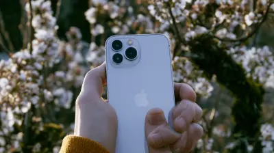 We Switched to a Minimalist Phone for a Month: Here's What Happened